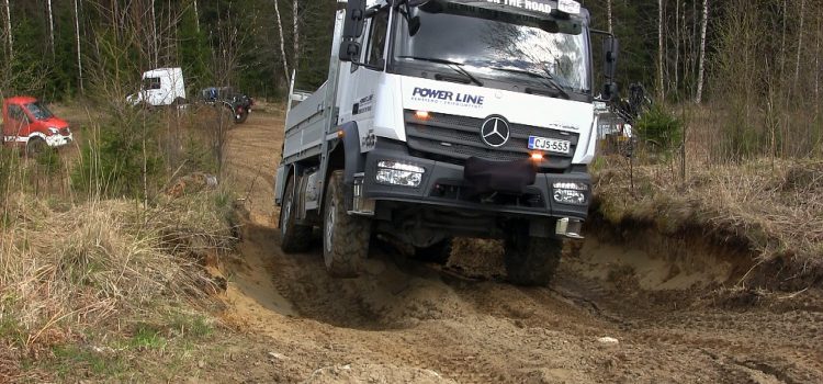 4X4 ajotapahtumassa rapa roiskuu ja hymy on herkässä!